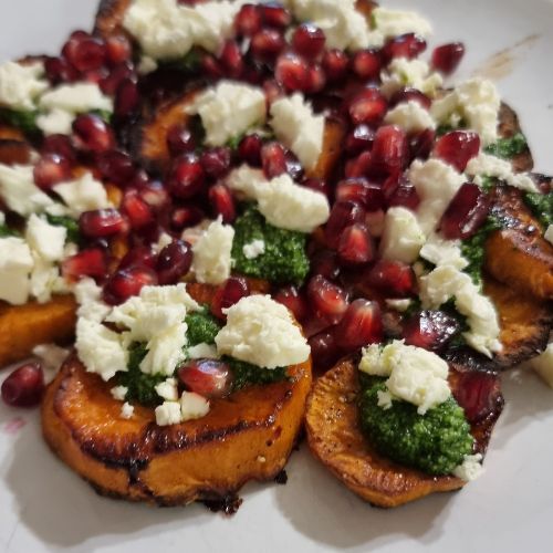 Sałatka z batatami, fetą, pesto i granatem z Air Fryer