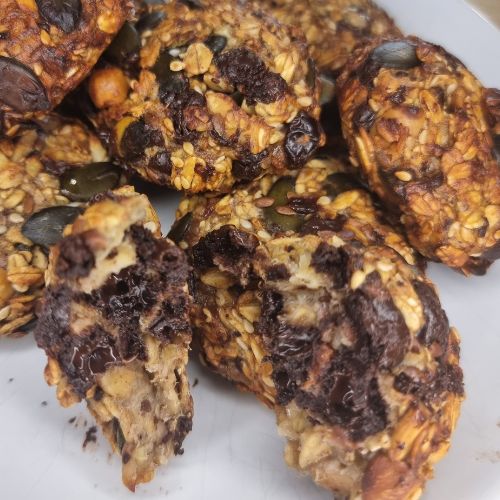 air fryer ciasteczka bananowo owsiane z nasionami i czekoladą