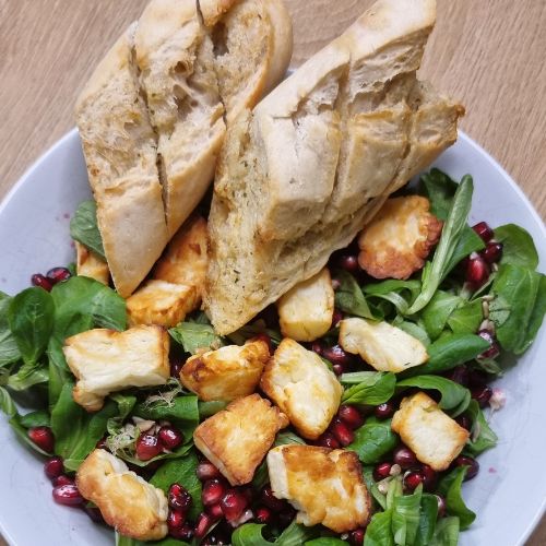 sałatka z halloumi, granatem i bagietką czosnkową z air fryer