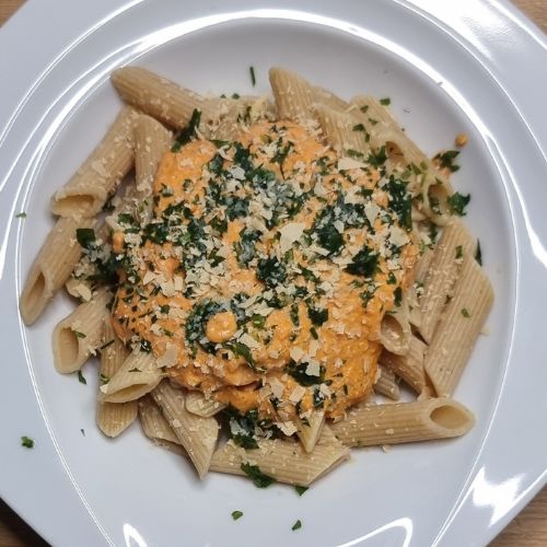 sos pomidorowy z fetą do makaronu z air fryer