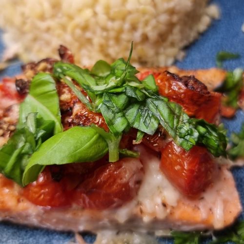 Łosoś pieczony z pomidorkami i parmezanem z Air Fryer