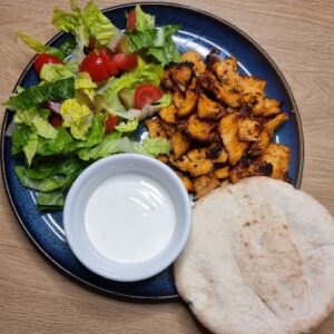 Kebab z piersi kurczaka na talerzu z air fryer