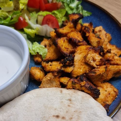 frytkownica beztłuszczowa kebab doner z kurczaka na talerzu