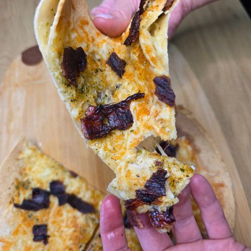 Pizza czosnkowa z tortilli z boczkiem z Air Fryer