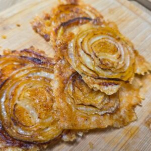chipsy z cebuli i sera pieczone w air fryer