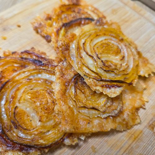 chipsy z cebuli i sera pieczone w air fryer