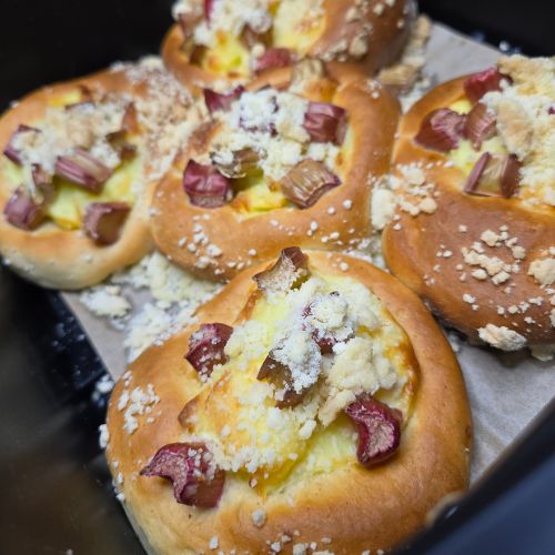 Drożdżówki z rabarbarem, budyniem i kruszonką z Air Fryer