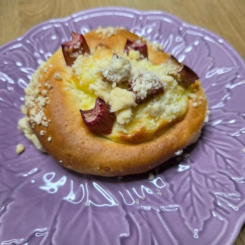 drożdżówki z rabarbarem i budyniem pieczone w air fryer