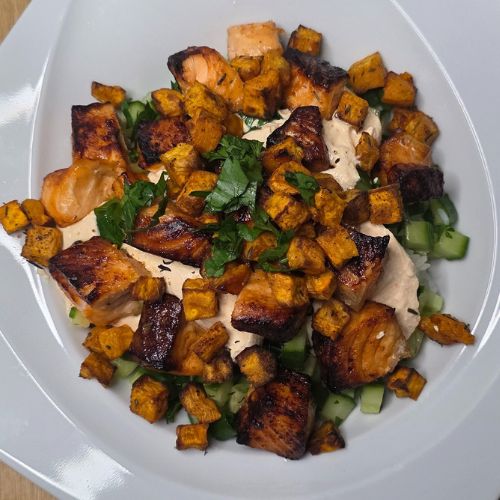 Bowl z ryżem, łososiem, salsą ogórkową i sosem z serka wiejskiego z Air Fryer
