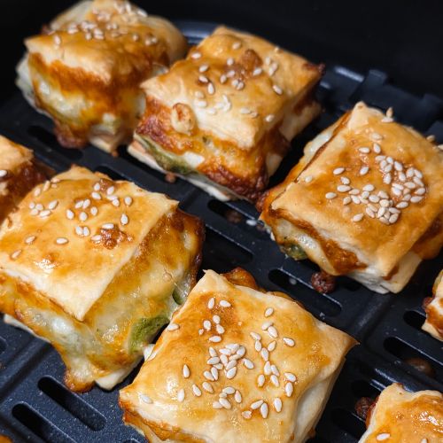 Poduszeczki z ciasta francuskiego z serem, pesto i wędliną z Air Fryer