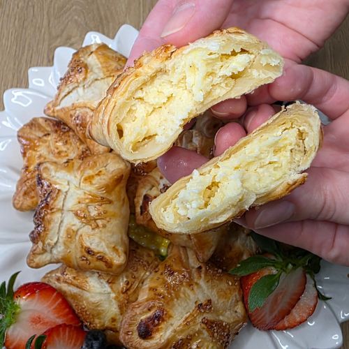 koperty z ciasta francuskeigo z nadzieniem sernikowo budyniowym z frytkownicy beztłuszczowej