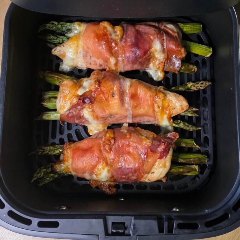 pierś kurczaka pieczona z serem i szparagami w szynce szwarcwaldzkiej z airfryer